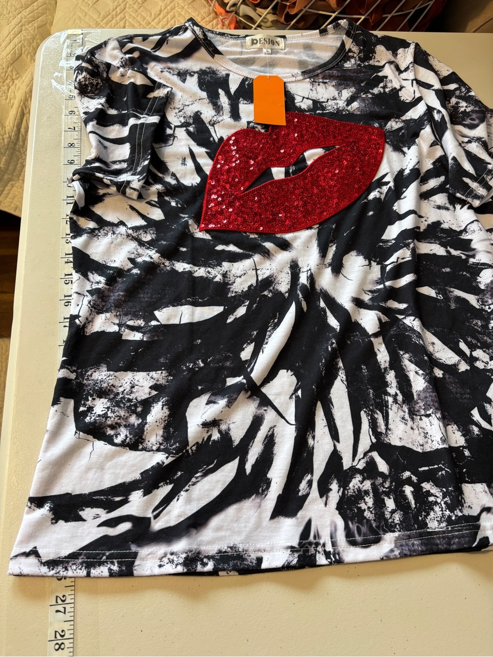 Graphic Tee Red Sequin Lips Size Large Black White Red Edgy Glam Artsy Going Out - Picture 5 of 7
